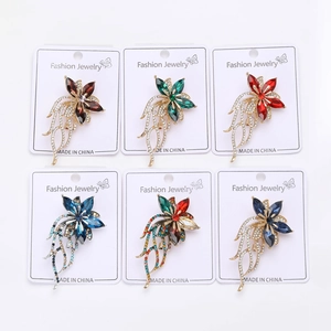 Set di sei spille floreali vintage in cristallo con strass colorati e nappe eleganti
