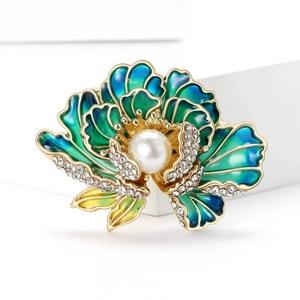 Détail de la broche pivoine en émail avec pétales dégradés bleus et perle centrale blanche