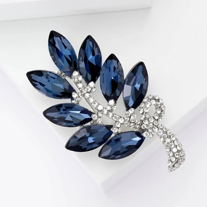 Broche épi argentée avec cristaux bleu foncé et strass blancs sur pierre géométrique