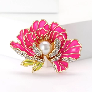 Détail macro de broche pivoine en émail avec pétales roses et perle centrale blanche