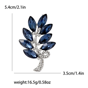 Élégante broche en argent avec cristaux marquise bleu foncé et strass scintillants