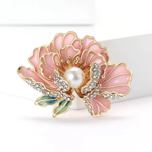 Broche pivoine exquise en émail rose avec perle et strass sur un socle blanc élégant