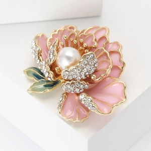 Broche pivoine élégante avec pétales roses, centre en perle blanche et cristaux brillants