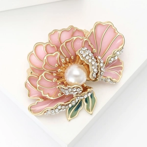 Détail de la broche fleur de pivoine en émail rose avec strass blancs et perle centrale