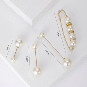 Elegantes 4-teiliges Perlen-Broschen-Set mit goldenem Metallfinish und weißen Rundperlen