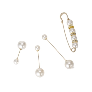 Elegantes 4-teiliges Set aus goldenen Perlenbroschen mit Diamantimitaten auf weißem Grund