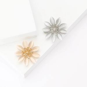 Élégante Broche Fleur en Acrylique Texture Oeil de Chat Strass Alliage Plaqué Or Argent Chrysanthème Marguerite pour Femme