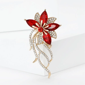 Spilla a fiore con nappe, pietre rosse e strass bianchi brillanti su montatura dorata