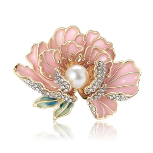 Exquise broche pivoine en émail rose avec perles blanches et accents dorés
