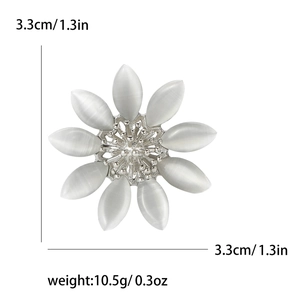Détail d'une broche fleur en émail blanc avec dimensions 3,3 cm et poids 10,5 g