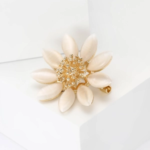Élégante broche marguerite dorée avec pétales en œil de chat et centre perlé jaune