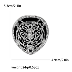 Vista dettagliata della spilla a testa di tigre con strass che mostra 5,3 cm di altezza