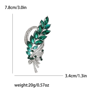Makro-Detail der Weizenbrosche mit grünen Kristallen und Abmessungen von 7,8x3,4 cm