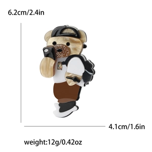 Broche ours de dessin animé en acrylique avec casquette noire et sac à dos accessoire