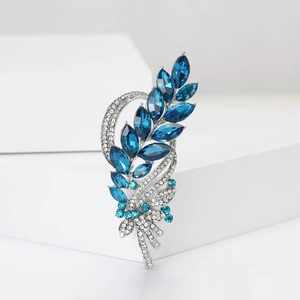 Eleganter Weizenähre Broschen-Anstecker mit blauen Kristallen auf weißem Hintergrund