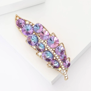 Elegante spilla a foglia dorata con cristalli sfumati viola e strass scintillanti