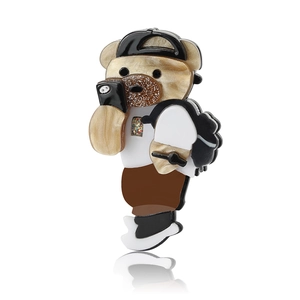 Broche ours de dessin animé en acrylique avec sac à dos et casquette pour bijoux de mode
