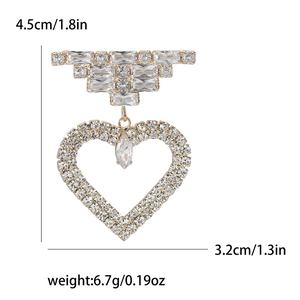 Dettaglio della spilla a cuore con dimensioni 4,5x3,2cm e zirconia cubica a goccia
