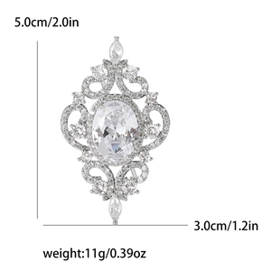 Vue macro de la broche argentée vintage avec zircons clairs et filigrane baroque