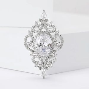 Vue détaillée d'une broche argentée style palais avec grand zircon et cristaux scintillants