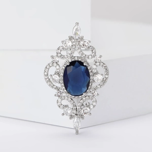 Broche royale vintage avec grande pierre bleue ovale et pavé de zircons étincelants