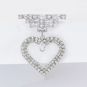 Spilla in argento scintillante con barra di strass e ciondolo a cuore traforato a goccia