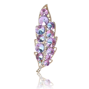 Elegante spilla a foglia dorata con cristalli viola e strass bianchi scintillanti