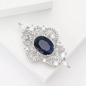 Broche de style palais vintage argentée avec saphir ovale bleu profond et zircons