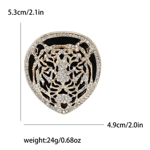 Spilla di lusso a testa di leopardo dorata con strass bianchi e dettagli in smalto nero