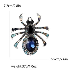 Vue détaillée d'une grande broche araignée en cristal et strass colorés, taille 7,2x6,5cm