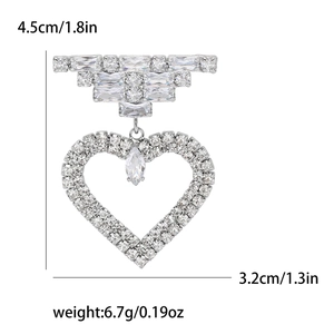 Elegante spilla a cuore in argento con zircone a goccia e design traforato, 4,5 cm