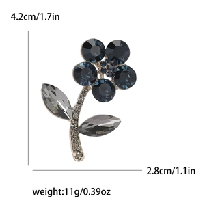 Detaillierte Maße der blauen Kristall-Blumenbrosche, Größe 4,2 cm mal 2,8 cm und 11 g