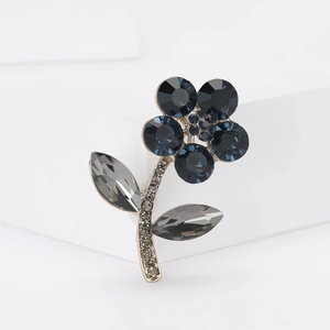 Nahaufnahme der eleganten blauen Kristall-Blumenbrosche mit silbernen Straß-Blättern