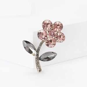 Eleganter Blumenbrosche mit rosa Strasssteinen und Silberlegierung auf weißem Grund
