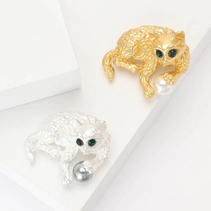 Schattige Tekenfilm Kat Die Met Bal Speelt Broche Legering Emaille Speld Met Imitatie Kunstparel Groene Strass Ogen Unisex Sieraden