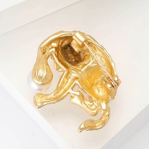 Creatieve emaille kattenbroche met witte parel in een gouden ontwerp voor pakken