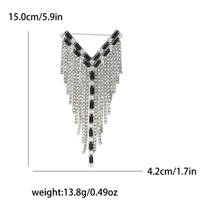Dettaglio della spilla a nappa con strass che mostra dimensioni 15cm lunghezza e 4,2cm larghezza