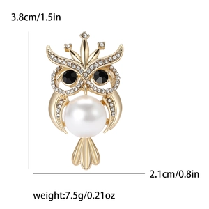 Goldfarbene Eulenbrosche mit Perle und Strass, Größe 3,8cm Höhe mal 2,1cm Breite