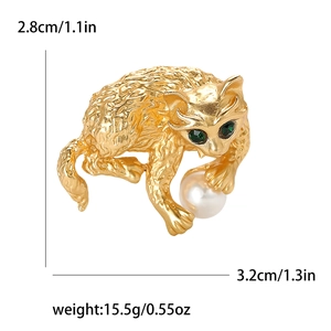 Creatieve emaille kattenspeld in goud metaal met groene edelsteenogen en een parel