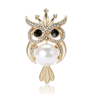 Eleganter Eulen-Brosche aus Goldlegierung mit weißen Perlen und funkelnden Kristall-Strass