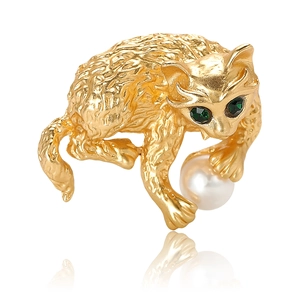 Prachtige gouden emaille kattenbroche met groene ogen en een grote witte parel