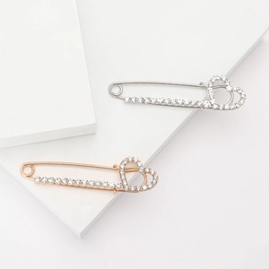 Broche Cœur en Alliage de Strass Minimaliste de Mode Broche Épingle de Sûreté pour Cardigan de Costume pour Femmes Accessoire Bijoux