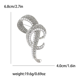 Detailansicht der Strass- und Perlenbrosche mit Maßen: 6,8 cm Höhe und 4,0 cm Breite