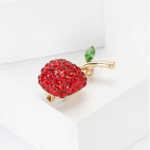Broche pomme exquise avec cristaux rouges et verts sertis sur une base en métal doré