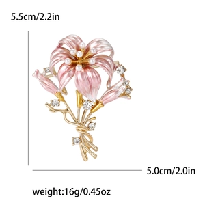 Rosa Lilienbrosche mit Maßen 5,5cm x 5,0cm und Gewicht 16g für Größenangaben