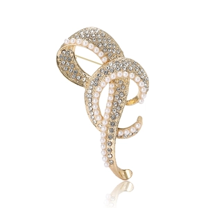 Elegante goldene Knotenbrosche mit Kristallen und Perlen auf weißem Hintergrund mit Reflexion