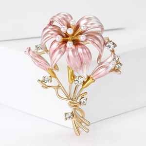 Detail der Lilien-Brosche mit rosa Emaille-Blüten, weißen Perlen und glitzernden Strasssteinen