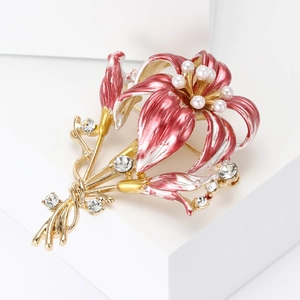 Eleganter Lilien-Brosche mit rosa Emaille-Blüten, weißen Perlen und glitzernden Kristallen