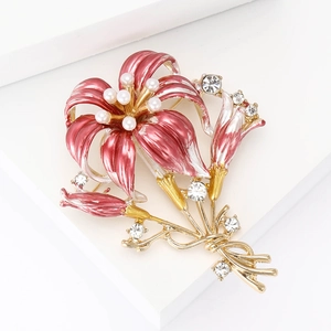 Elegante Lilien-Brosche mit rosa Emaille-Blütenblättern, Perlen und Kristallen auf Gold