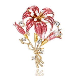 Eleganter Lilien-Brosche mit rosa Emaille-Blüten, weißen Perlen und funkelnden Kristallen